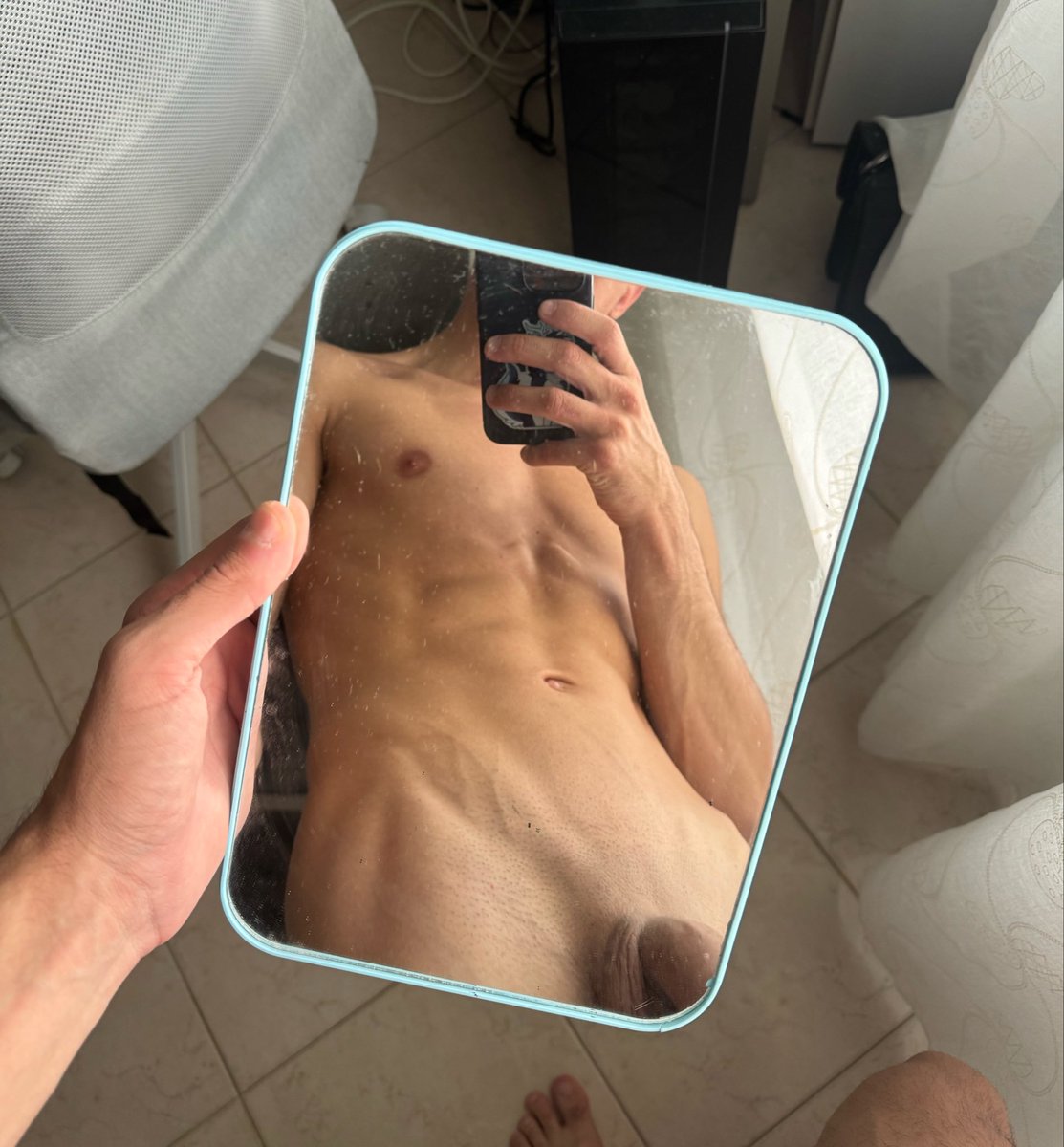murrkovii's tweet photo. How do you take picture of a mirror? https://t.co/CKchzwCNgc
