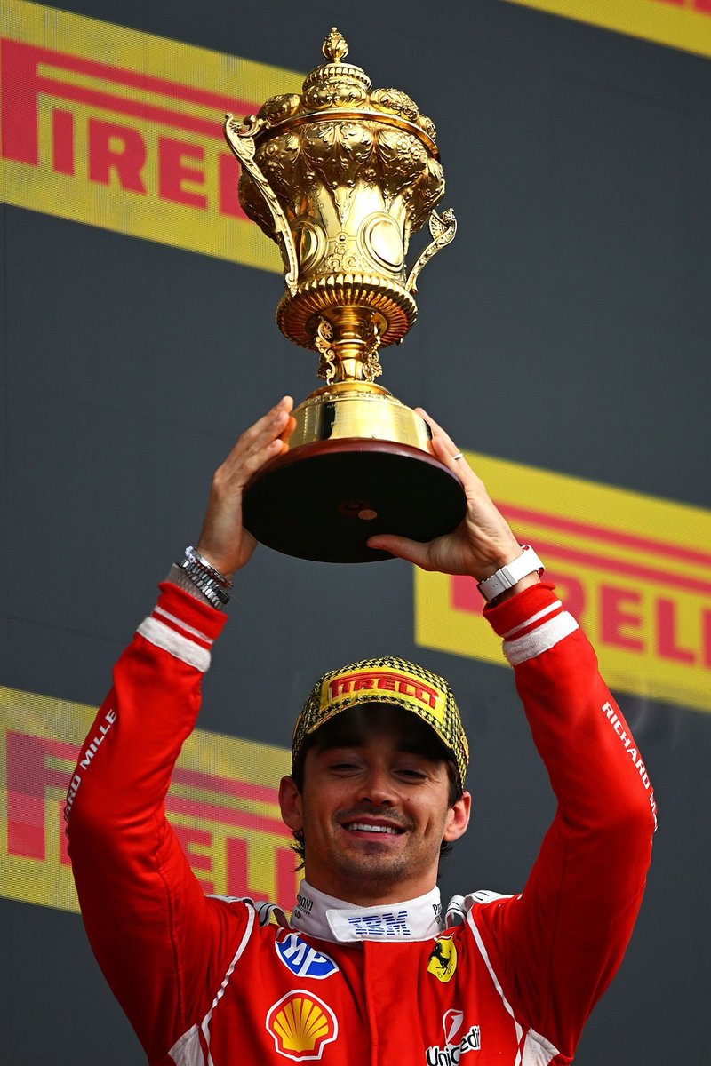 La_Bianconera's tweet photo. Prima corona in Inghilterra! 👑
Dopo quasi due anni, Charles #Leclerc torna alla vittoria conquistando il suo primo trionfo a #Silverstone, in un GP in cui è successo di tutto! Un po' di fortuna da una parte, un po' di sfortuna finale per la mancata doppietta. Ma la #Ferrari c'è! https://t.co/kIR5yW52oT