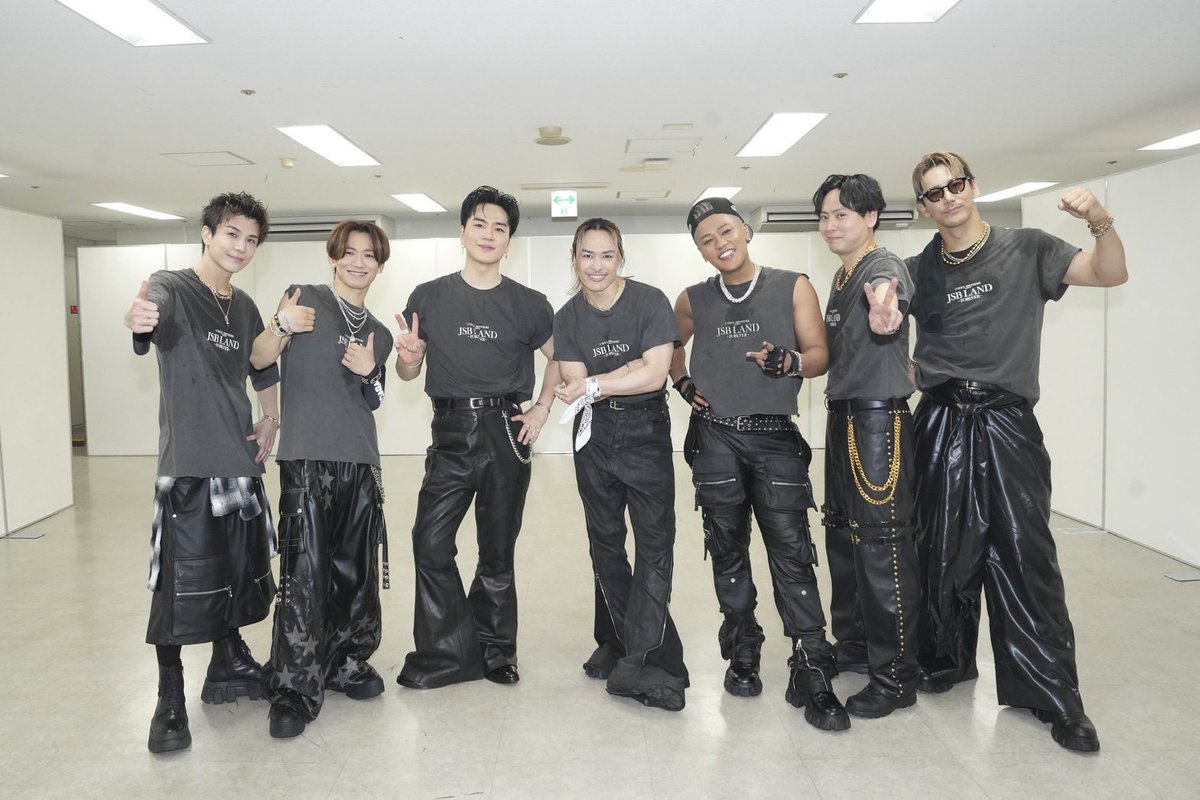 y__sky312's tweet photo. ソロデビューした頃からメンバーがアルバムやDVD出した時には全員でお知らせしたりライブにも駆けつけたり

『これからも一人一人のソロ活動もメンバー全員でサポートしていきます』
前回のJSBLANDでの臣くんの言葉

ずっと支え合ってきてのJSBLAND
7人の笑顔見てるの幸せだったな☺️🌈
#JSBLAND https://t.co/rIjuafoLqW