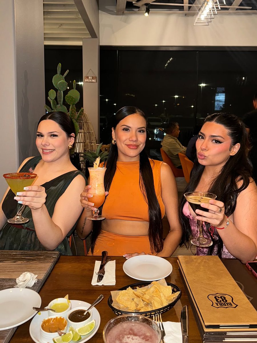 Jessica_J_lp's tweet photo. Recharging the battery with the best crew. It’s all about working hard and appreciating the moments in between. Drop a 🥂 if you’re ready to crush the upcoming week! https://t.co/m59g6hEa0i