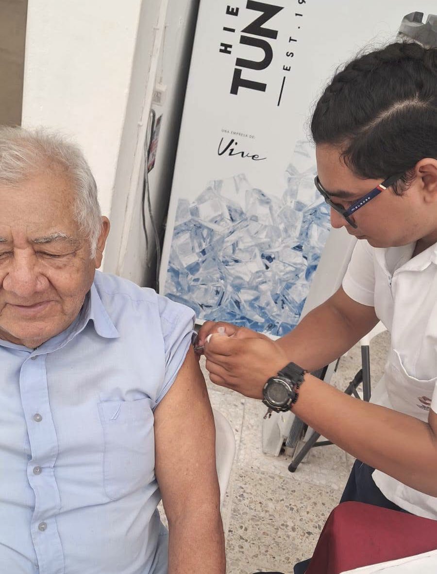 laRepublica_p's tweet photo. La Secretaría de Salud de Campeche se encuentra comprometida con la salud de los campechanos y realiza jornadas de vacunación para la población.
Instaló módulos de vacunación en la Mega Soriana y Chedraui Gobernadores, la vacuna es tu mejor escudo. Ponte al día con tus dosis. https://t.co/IOXKAcXTAy