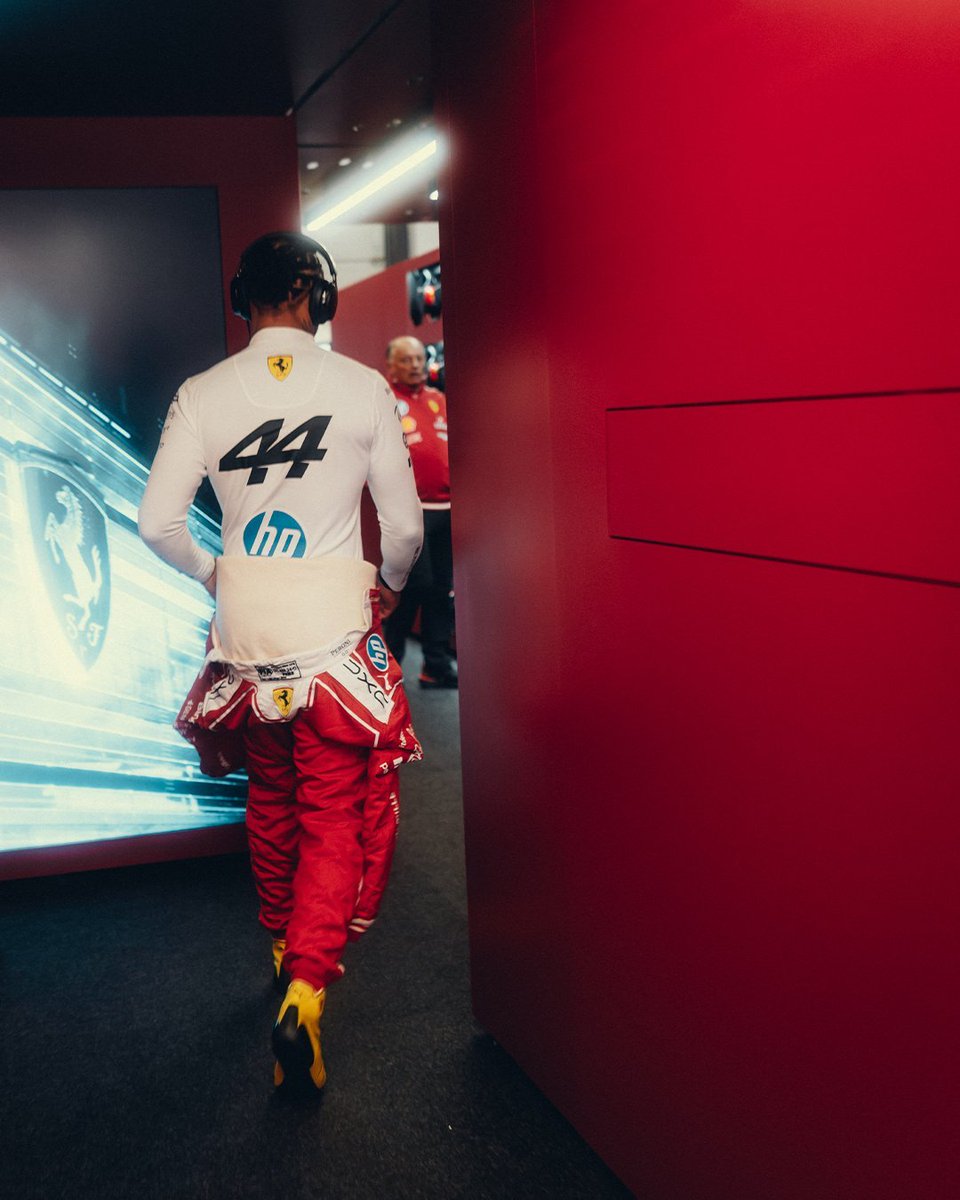 GamalLiranzo's tweet photo. 🏁LA PARADA DE HAMILTON FUE CORRECTA.

La estrategia no consiste en adivinar el futuro. Consiste en trabajar con los datos disponibles y tomar decisiones sobre las variables que sí se pueden controlar. Ferrari no tiene una bola de cristal, aunque algunos analistas de sofá parezcan convencidos de que ellos sí.

Con la salida del coche de seguridad, Ferrari tenía dos opciones.

La primera era dejar a Hamilton en pista y esperar que Mercedes no llamara a George Russell a boxes. El problema es que, si la carrera se reanudaba aunque fuera por una sola vuelta, Hamilton tendría que defenderse con neumáticos 26 vueltas más viejos. Un escenario bastante parecido al de Abu Dabi 2021, por si alguien ya olvidó cómo terminó aquello.

La segunda opción era hacer parar a Hamilton. Ferrari sabía que solo tenía 15 segundos de ventaja sobre Russell, por lo que saldría detrás, pero con neumáticos frescos. Si la carrera se reanudaba, incluso por una vuelta, Hamilton tendría una clara ventaja para atacar.

Ferrari no podía saber que la carrera terminaría detrás del coche de seguridad, y mucho menos de la forma en que terminó. Analizando los escenarios posibles y las variables que sí podía controlar, tomó la decisión correcta.

Criticarla después, con el resultado ya conocido, siempre es mucho más fácil. La estrategia desde el sofá nunca falla.
