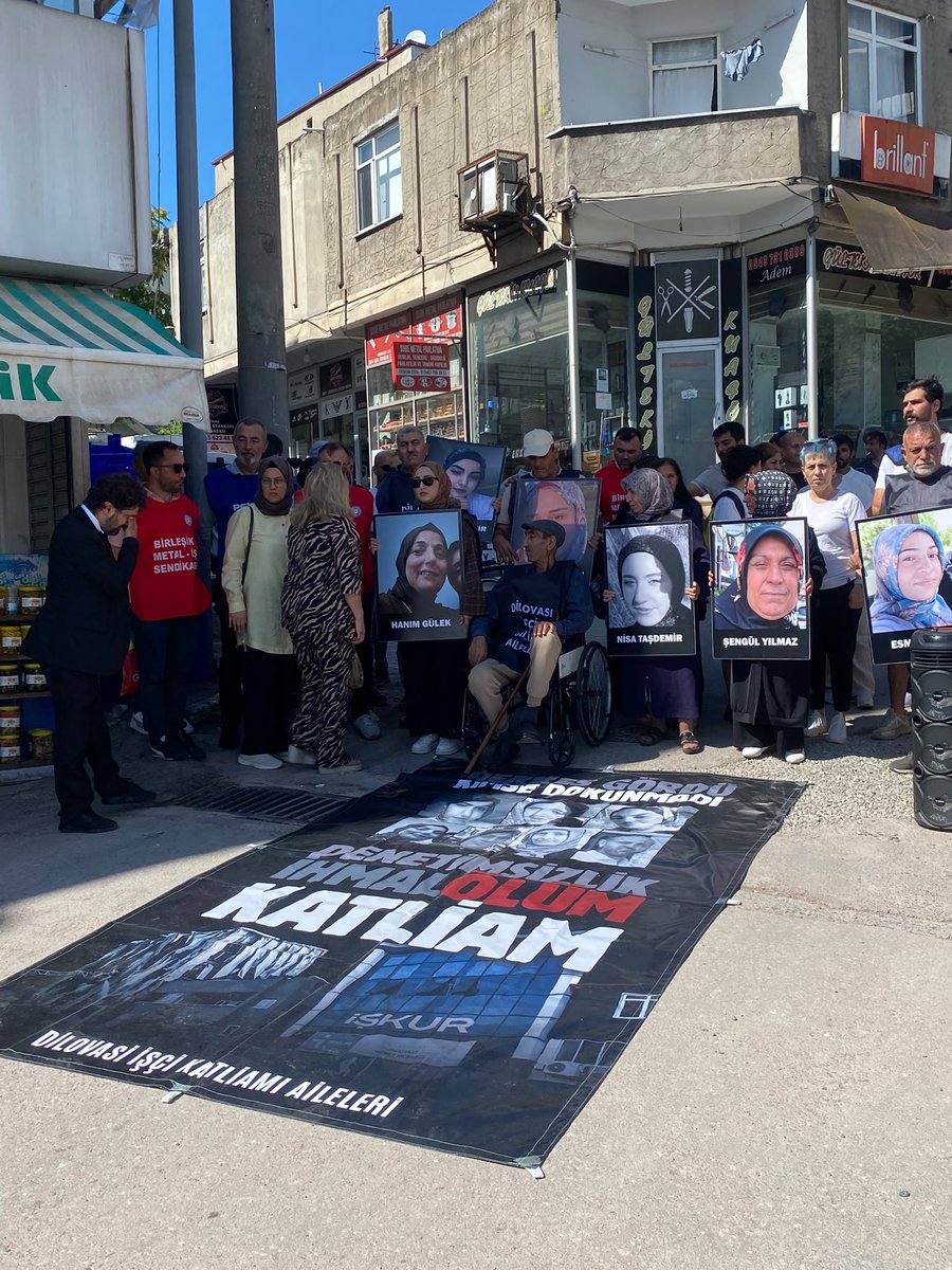 TipKocaeli's tweet photo. İl örgütümüz, Ravive Kozmetik fabrika yangınında katledilen 3'ü çocuk 7 işçinin hukuki sürecindeki tutuklu kamu görevlilerinin serbest bırakılması üzerine Dilovası Belediyesi önünde adalet nöbetine devam eden Dilovası İşçi Katliamı Aileleri'ni ziyaret etti.

​Çocuk işçiliğini meşrulaştıran ve emekçileri ölüme gönderen sermaye düzeni, suç ortaklarını korumaya devam ediyor. Ravive Kozmetik’te yaşanan katliam ve ardından örülen cezasızlık zırhı, yargının ve bürokrasinin egemen sınıfların hizmetinde olduğunun en açık kanıtıdır.

​Bu sömürü düzenine karşı adaleti hep birlikte kazanacağız. İşçilerin birliği sermayeyi yenecek!

​#DilovasıİçinAdalet
