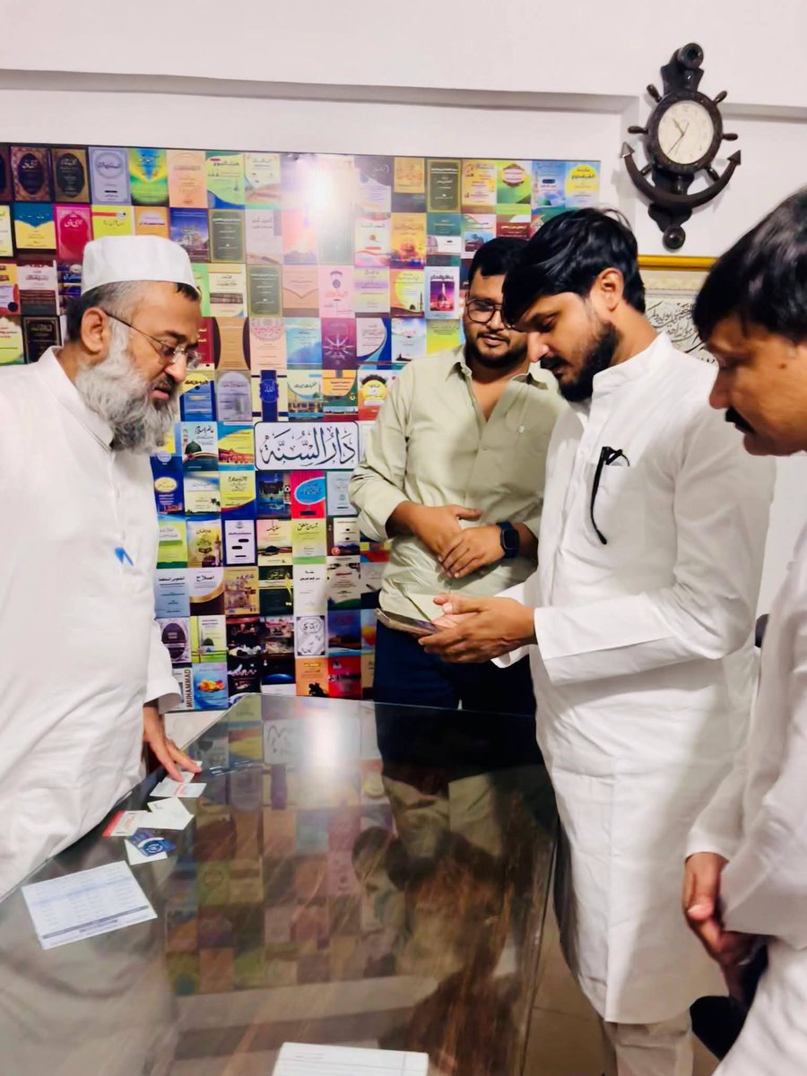 ZakirAzmi17's tweet photo. मरहूम हज़रत मौलाना सैयद सलमान हुसैनी नदवी साहब के इंतिक़ाल की खबर पर लखनऊ उनके घर पहुंच कर उनके फ़र्ज़ंद मौलाना सैयद यूसुफ़ हुसैनी नदवी साहब से मुलाक़ात कर ताज़ियत पेश की। इस मौके पर हज़रत के इल्म,बसीरत, शुजाअत और दीन की ख़िदमात का ज़िक्र हुआ और उन्हें ख़िराज-ए-अक़ीदत पेश किया गय https://t.co/NyayhZk4Em