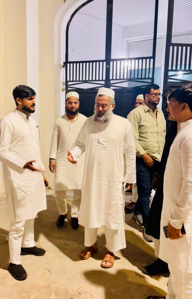 ZakirAzmi17's tweet photo. मरहूम हज़रत मौलाना सैयद सलमान हुसैनी नदवी साहब के इंतिक़ाल की खबर पर लखनऊ उनके घर पहुंच कर उनके फ़र्ज़ंद मौलाना सैयद यूसुफ़ हुसैनी नदवी साहब से मुलाक़ात कर ताज़ियत पेश की। इस मौके पर हज़रत के इल्म,बसीरत, शुजाअत और दीन की ख़िदमात का ज़िक्र हुआ और उन्हें ख़िराज-ए-अक़ीदत पेश किया गय https://t.co/NyayhZk4Em