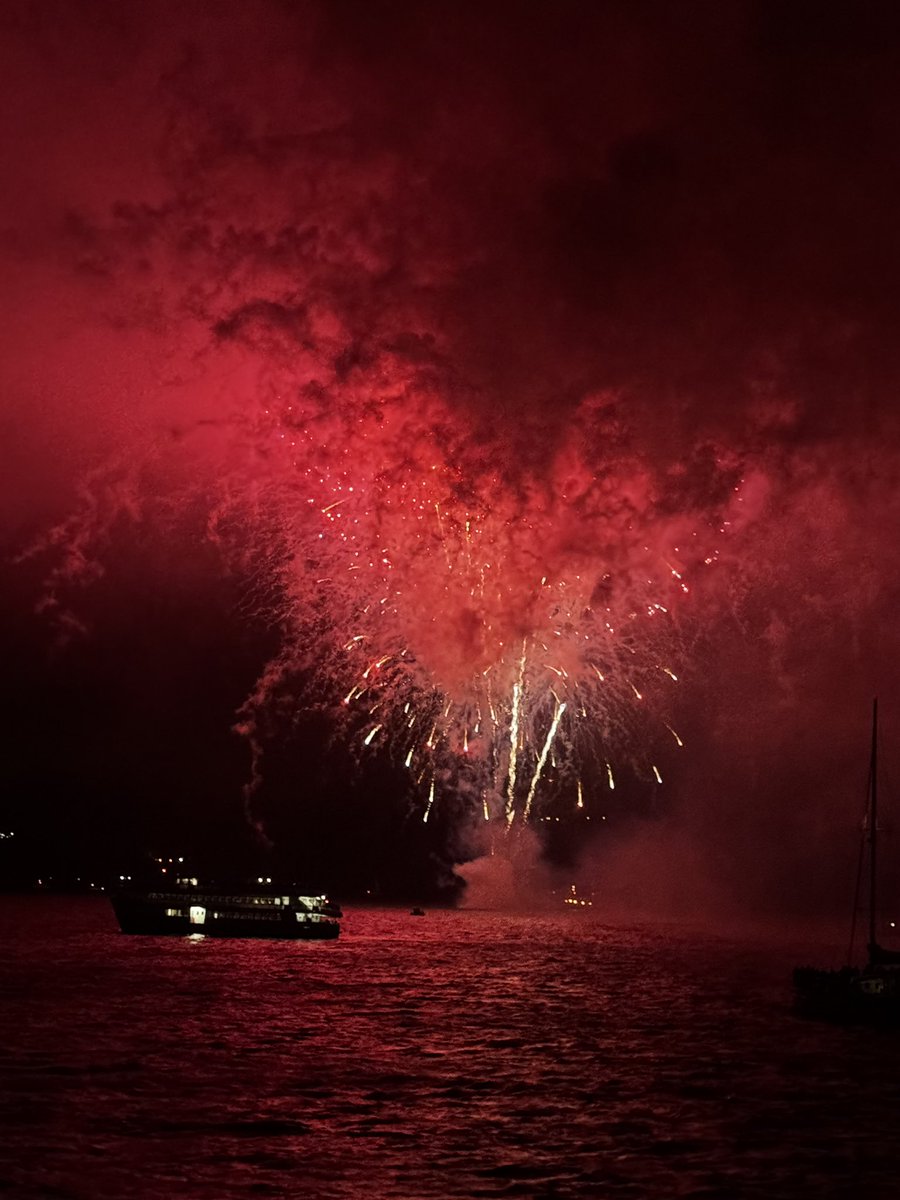 Lucky2Seven's tweet photo. 昨晚在金門大橋下，坐在遊輪觀看美國250 年國慶煙火🎆，儘管雲霧很濃，但還是如此美麗壯觀 https://t.co/IvuS82Figb