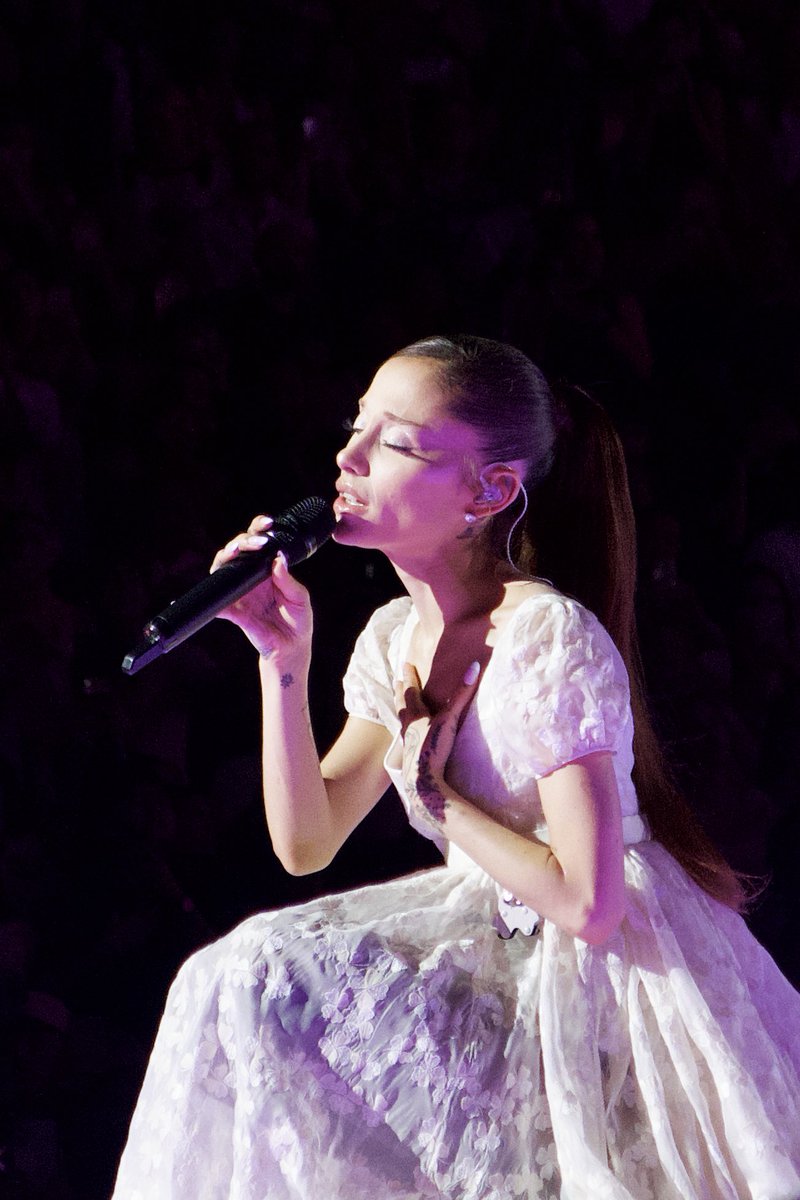 adriantabraue's tweet photo. These are the ones 🥹🪐✨ #ESTSunrise @TeamAriana 

📸 by me https://t.co/Met93us3T9