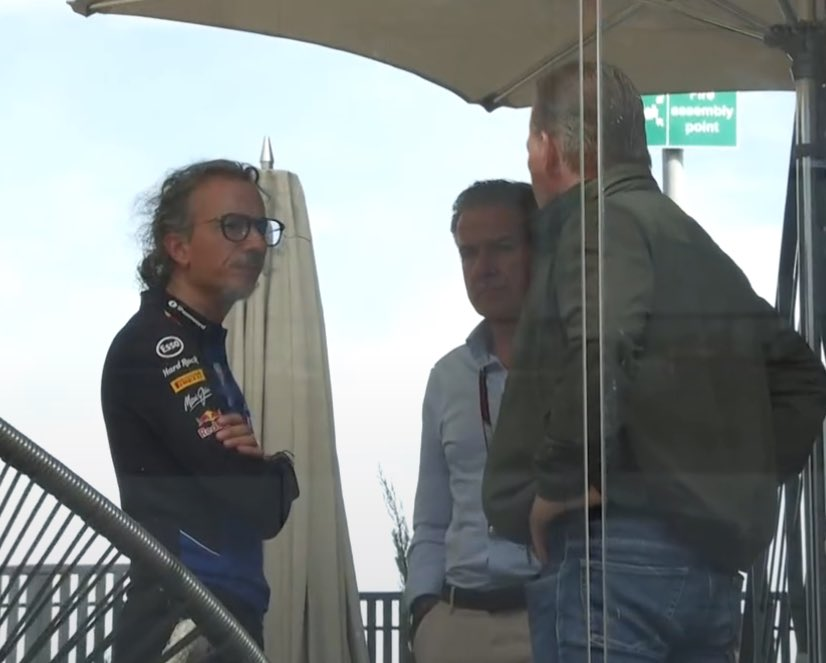 Laurent Mekies (chefe de equipe da Red Bull), Jos Verstappen (pai de Max) e  Raymond Vermeulen (empresário de Max). Sobre o que será que eles estavam  conversando?