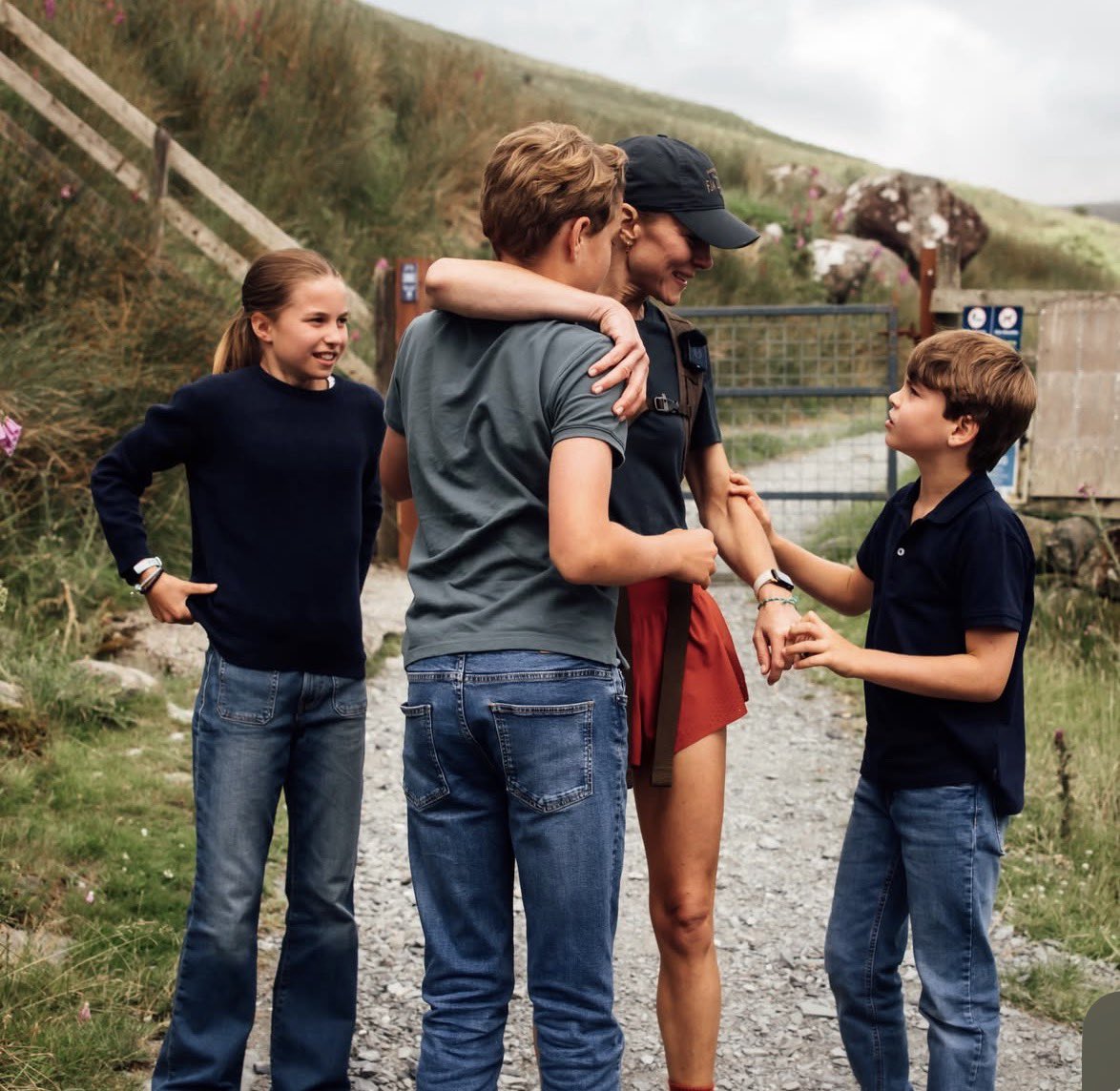KatesPowerSuit's tweet photo. Catherine with her babies 🥹🥹🥹🥹

📸 Kensington Palace https://t.co/nqHs9n8gHp