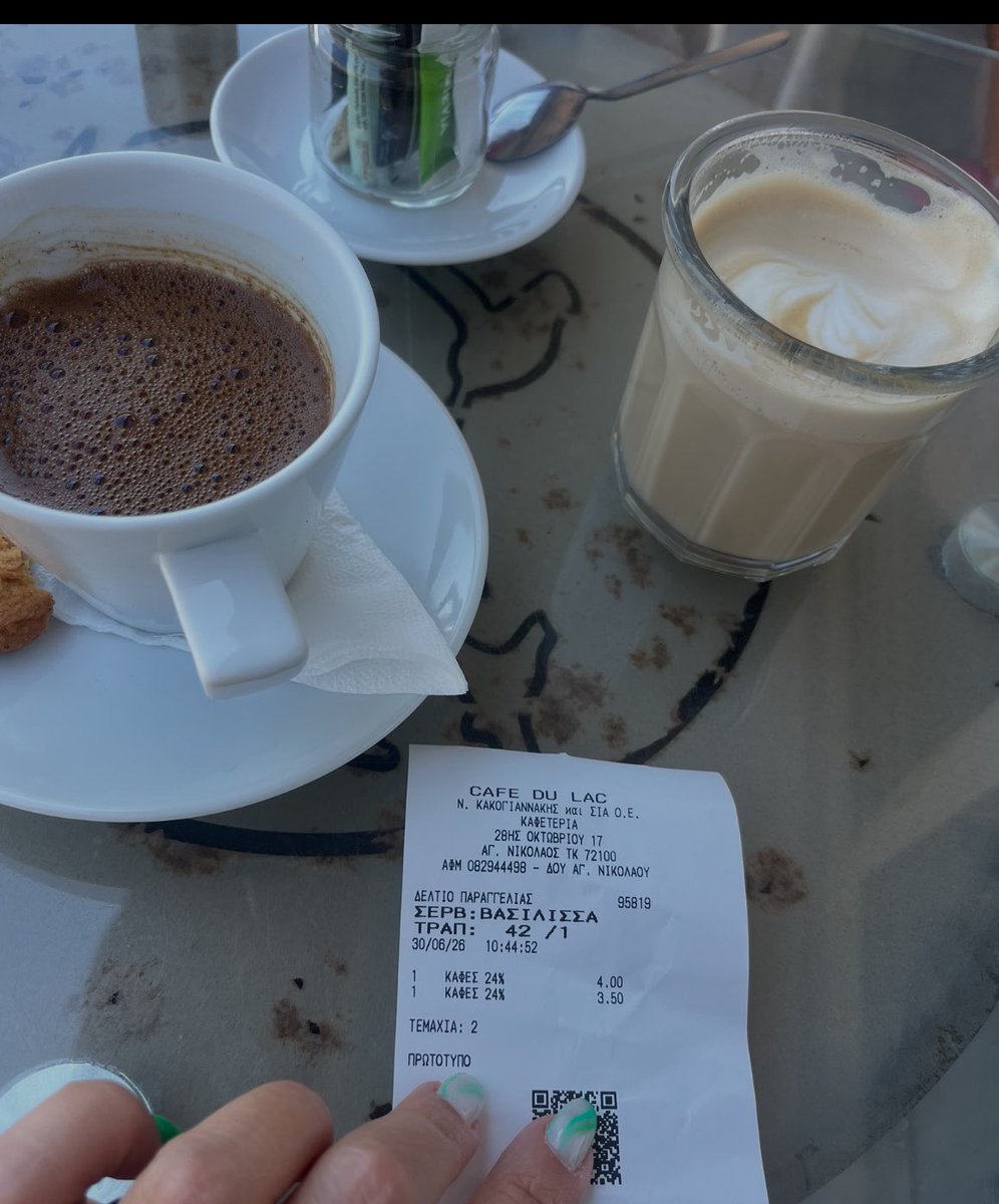 PinarPinosh's tweet photo. Yunan adasında içtiğimiz double kahve fiyatı iki kişi 401 lira Çeşme de ya da İzmir de bu fiyata iki kişi kalkamayız savaş varsa oralar niye etkilenmiyor🤷‍♀️ https://t.co/KgGSQd6HCx