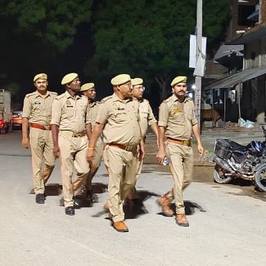 DCPGNagarPRJ's tweet photo. कमिश्नरेट प्रयागराज के गंगानगर जोन में शांति एवं कानून-व्यवस्था को बनाए रखने के दृष्टिगत विभिन्न थानों द्वारा प्रमुख चौराहों, बाजारों व अन्य सार्वजनिक स्थानों पर #पैदल_गश्त कर संदिग्ध व्यक्ति/वाहनों की सघन चेकिंग की गई । https://t.co/QjWLfCbhUN