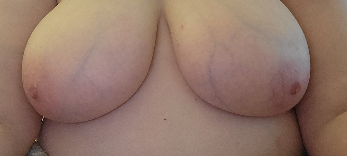 itsjustn1594's tweet photo. Someone needs to come play with my mommy milkers....#nsfw #bigboobs  #horny https://t.co/NdZqpmAmky