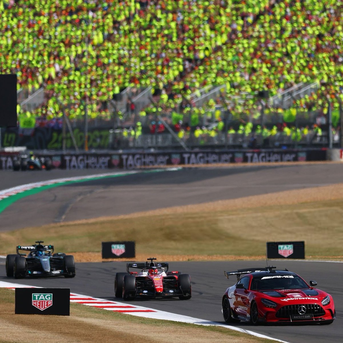 wheeltowheel_id's tweet photo. Yang dilakukan stewards kali ini saat periode Safety Car berkaitan dengan bagian regulasi yang sempat menjadi pusat kontroversi di Abu Dhabi 2021, yakni aturan mengenai lapped cars.

Pernyataan FIA: Regulasi periode Safety Car, Pasal B5.13.5, menyatakan bahwa satu putaran harus diselesaikan setelah prosedur unlapping selesai dilakukan. Prosedur tersebut telah dijalankan oleh Race Operations sesuai aturan. Namun, pesan "Safety Car In This Lap" sempat ditampilkan secara keliru akibat adanya kesalahan pada perangkat lunak (software).

Pada insiden kali ini, stewards hanya menjalankan prosedur sebagaimana diatur dalam Sporting Regulations. Karena pengumuman "lapped cars may now overtake" baru diberikan pada lap 51, regulasi mengharuskan Safety Car tetap berada di lintasan selama satu lap penuh berikutnya, yaitu lap 52, sebelum akhirnya boleh masuk ke pit.

Namun, karena lap 52 merupakan lap terakhir balapan, Safety Car tidak memiliki kesempatan untuk masuk ke pit sebelum finis. Alhasil, balapan pun harus berakhir di belakang Safety Car, sesuai dengan regulasi yang berlaku.

Tapi, ironisnya, yang dirugikan dari dua keputusan stewards yang keterbalikan ini adalah pembalap yang sama, yaitu Lewis Hamilton....