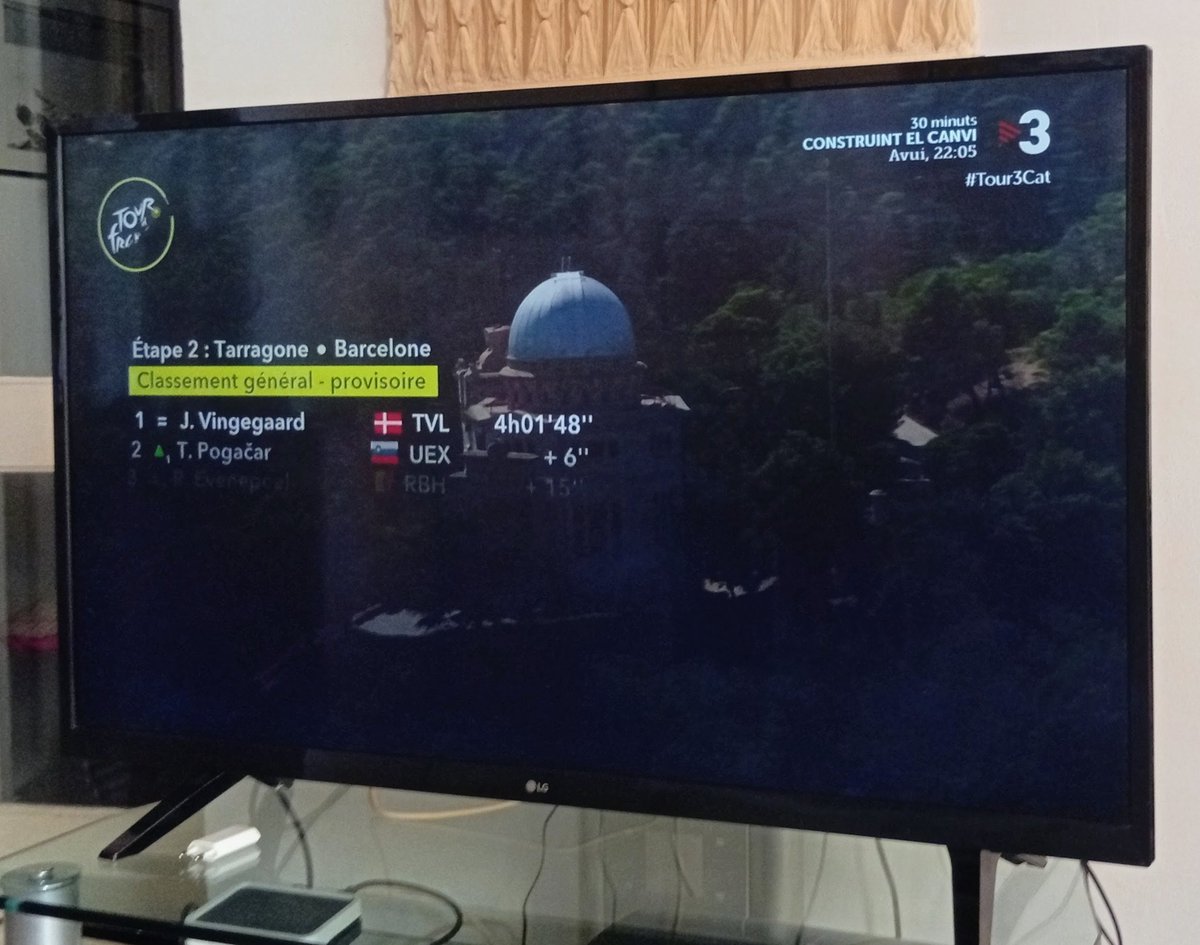 meteopolita's tweet photo. Una de les imatges icòniques de Barcelona també s'ha vist pel Tour . #ObsFabra #RACAB https://t.co/Wq1crls95h