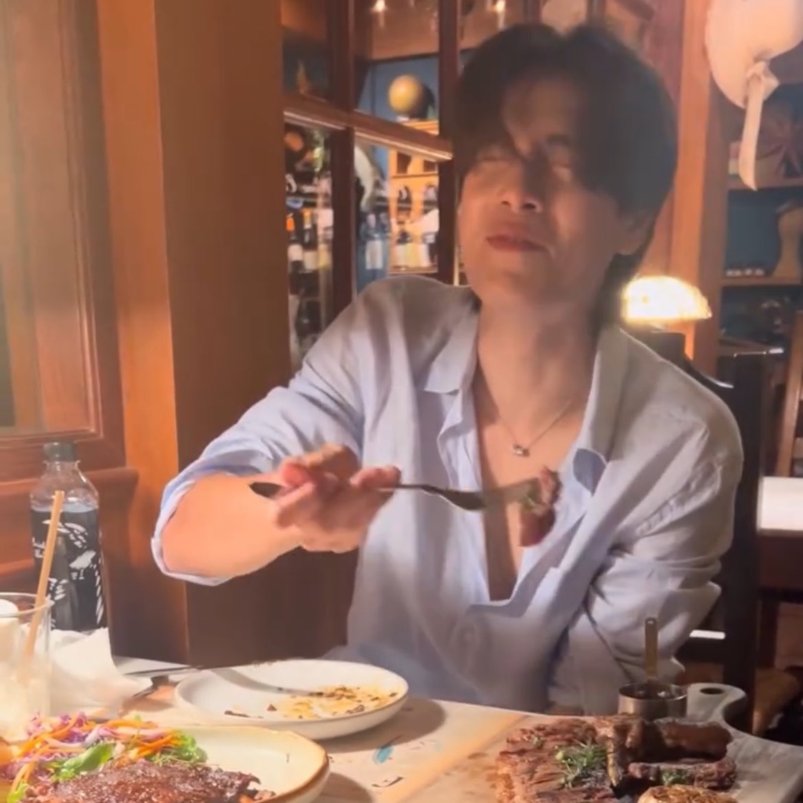 phuwinful's tweet photo. love this genre of phuwin and im happy hes eating SO well https://t.co/xf5mBg5oEX