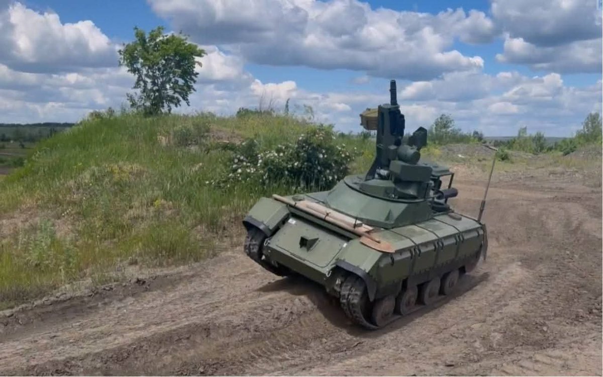 GZsgallos2007's tweet photo. Unmanned ground vehicles (UGVs) equipped with AGS-17 automatic grenade launchers and North Korean Ture-75 multiple rocket launchers. https://t.co/6FynPiRaJl