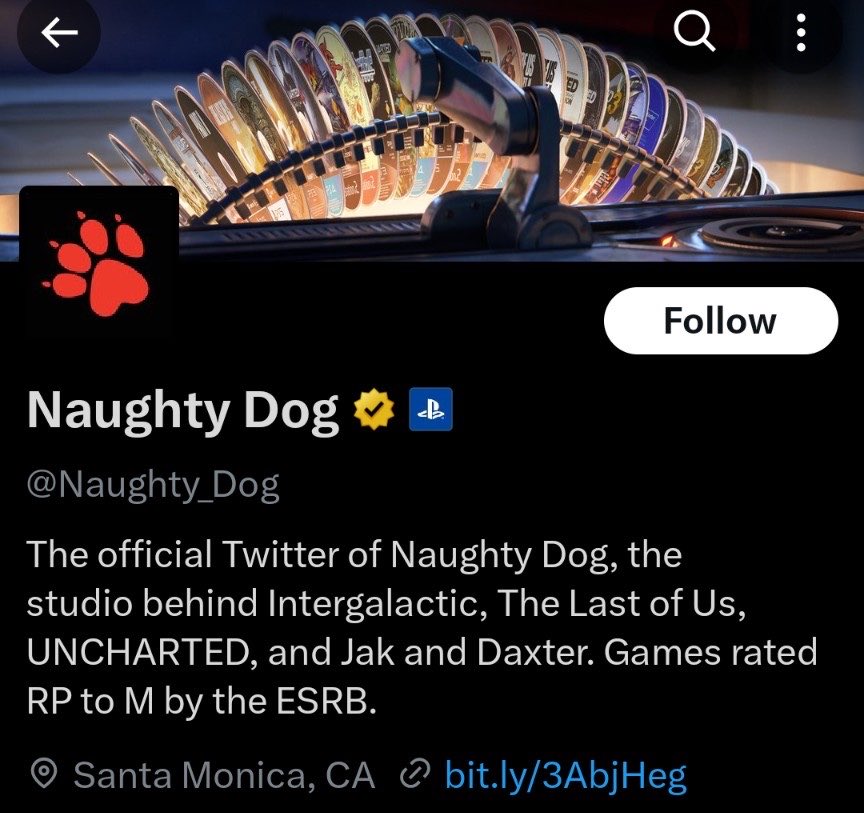 Silver_00700's tweet photo. يبدو ان استوديو Naughty Dog غير راضي بقرار شركة Sony بإيقاف انتاج نسخ الأقراص لألعاب منصة PlayStation , حيث رصد عدد من اللاعبين ان الاستوديو قد قام بتغيير الغلاف الخاص بحسابهم الرسمي لصورة اقراص مأخوذة من العرض الدعائي للعبتهم الجديدة Intergalactic لكن مع تعديلها بصور الاغلقه الخاصة بعناوين الاستوديو