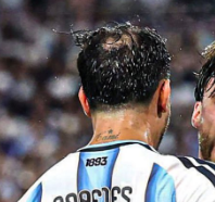 porqueTTarg's tweet photo. "Leandro Paredes"

Porque los usuarios aseguran que el jugador de la Selección Argentina ya perdió la batalla: "A ese chupetín ya se le está viendo el chicle" https://t.co/0GmPgELyor