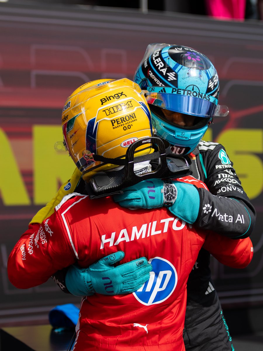 SilverstoneUK's tweet photo. Hugging it out 🏆🇬🇧

#BritishGP #F1 https://t.co/unug4MAcNW