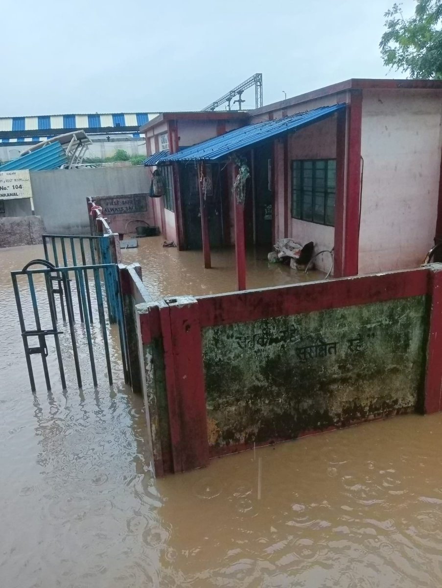 ECoRMazU_BRMS's tweet photo. This is the situation today after raining at Gang No.104, Dhenkanal Station of KUR Division,@EastCoastRail .
@DRMKhurdaRoad 
@SrdenKur 
@RailMinIndia 
@railcomplaint 
@AshwiniVaishnaw 
@Santosh80886224 
@Santosh90416606 
@brmsunion 
@RktaIndia579 https://t.co/QSFDqVjr0B