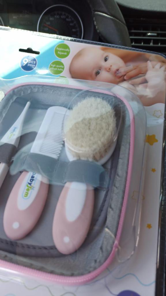 nurgul22's tweet photo. Torunumun doğumu yaklaşmıştı ,oğlumla gelinim bebek için ufak tefek alışverişler yapıyordu.Bu bebek bakım kitini almışlar ve fotoğrafını da bana atmışlardı,nasıl heyecanlıydı oğlum.Bu saç fırçasını bir kez bile kullanamadılar biliyor musunuz ,çünkü torunum Asude’min saçı pek yoktu.Asude büyüyecekti saçları uzayacaktı, babaannesi onu öpmeye kıyamadığı için saçlarından koklayarak sevecekti..Adalet istiyorum, suçluların en ağır cezaları aldığı o günü görmek istiyorum artık!