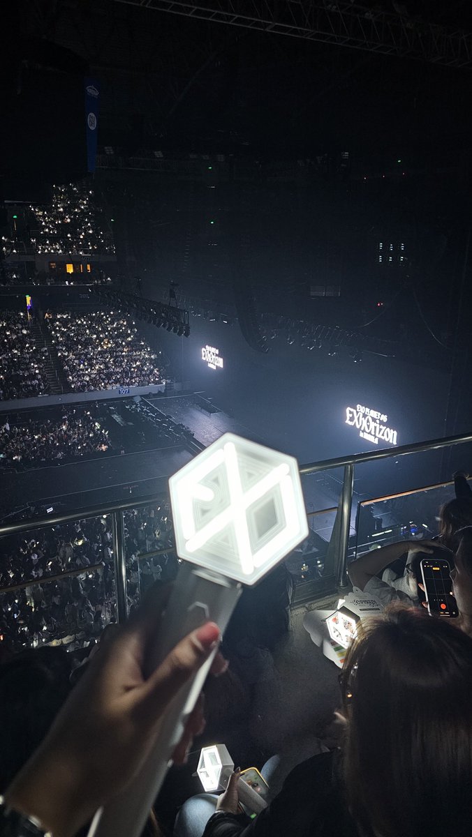 cloud8m1t's tweet photo. i finally saw exo perform live after 14 long years 🥹 the 12 year old me is so so so so so happy 😭🩷 literally cried when i sat on my seat na kasi totoong totoo na sya 😭😭😭 https://t.co/Z9gBWqe6M3