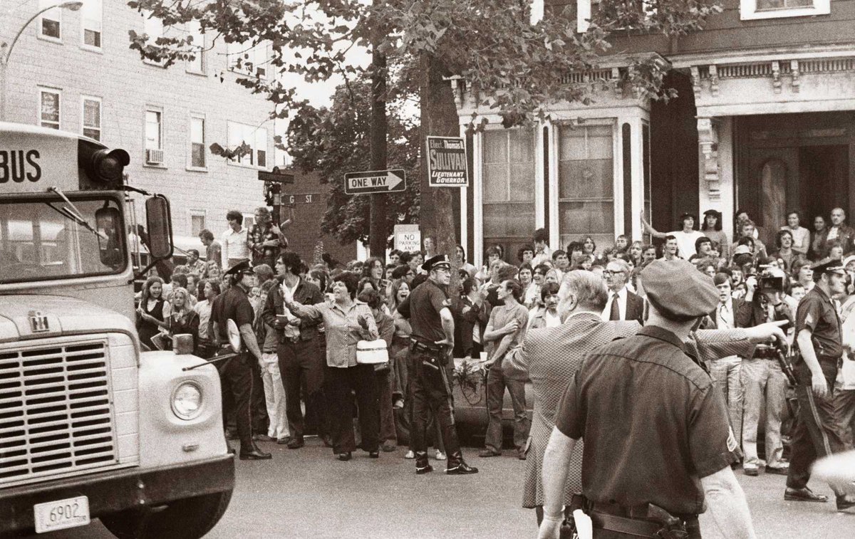 becketi's tweet photo. En 1974 un fallo judicial obligó al sistema escolar de Boston a integrar estudiantes negros y blancos en la escuelas públicas. Los supremacistas blancos armaron bandas para salir cazar nenes negros. La policía debió custudiar los transportes escolares. https://t.co/WVFe3PJ4Im