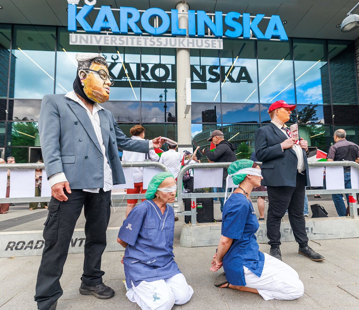 LundblomMy's tweet photo. Så här kan vi inte ha det i ett civiliserat samhälle. Svensk sjukvård  ska inte ha med politiska konflikter runt om i världen att göra. Än värre att sjukvårdspersonal är involverade. Jag utgår ifrån att det blir konsekvenser för dom inblandade och inte bara smäll på fingrarna. https://t.co/L2ue7xhjDx