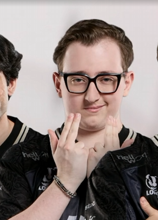 Kraamed's tweet photo. hahaha quel legende ce mec #M8WIN https://t.co/z4KTLyBzWY