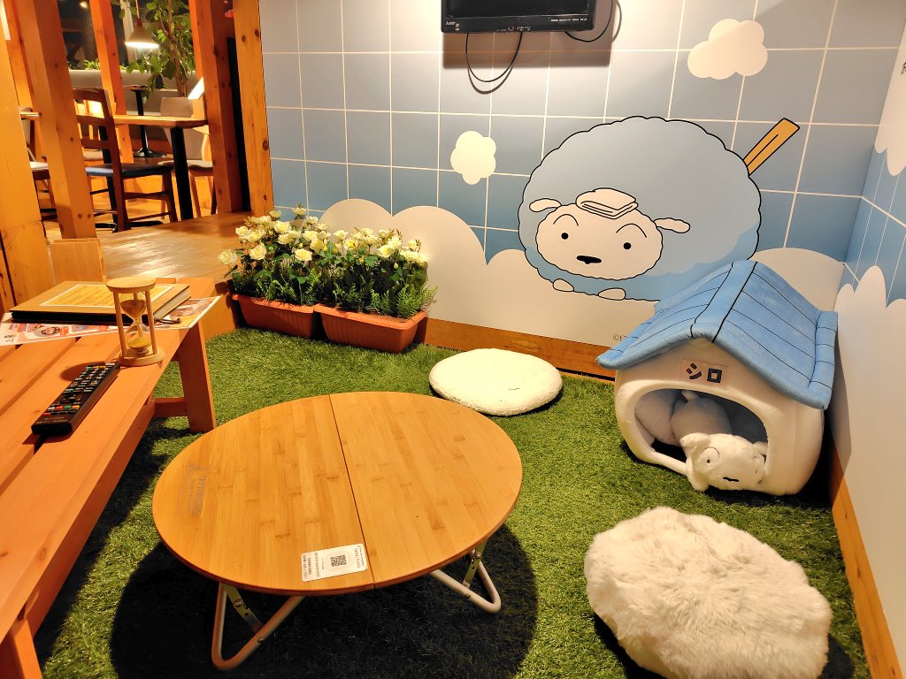 Tanaka4008's tweet photo. 特にしんちゃん家の庭を再現してシロと犬小屋あるの堪らん…
げ、現実世界にシロが実在してる…
可愛すぎるやろーーー♡♡
#おふろcafe
#utatane
#クレヨンしんちゃん https://t.co/k92X0c63fe