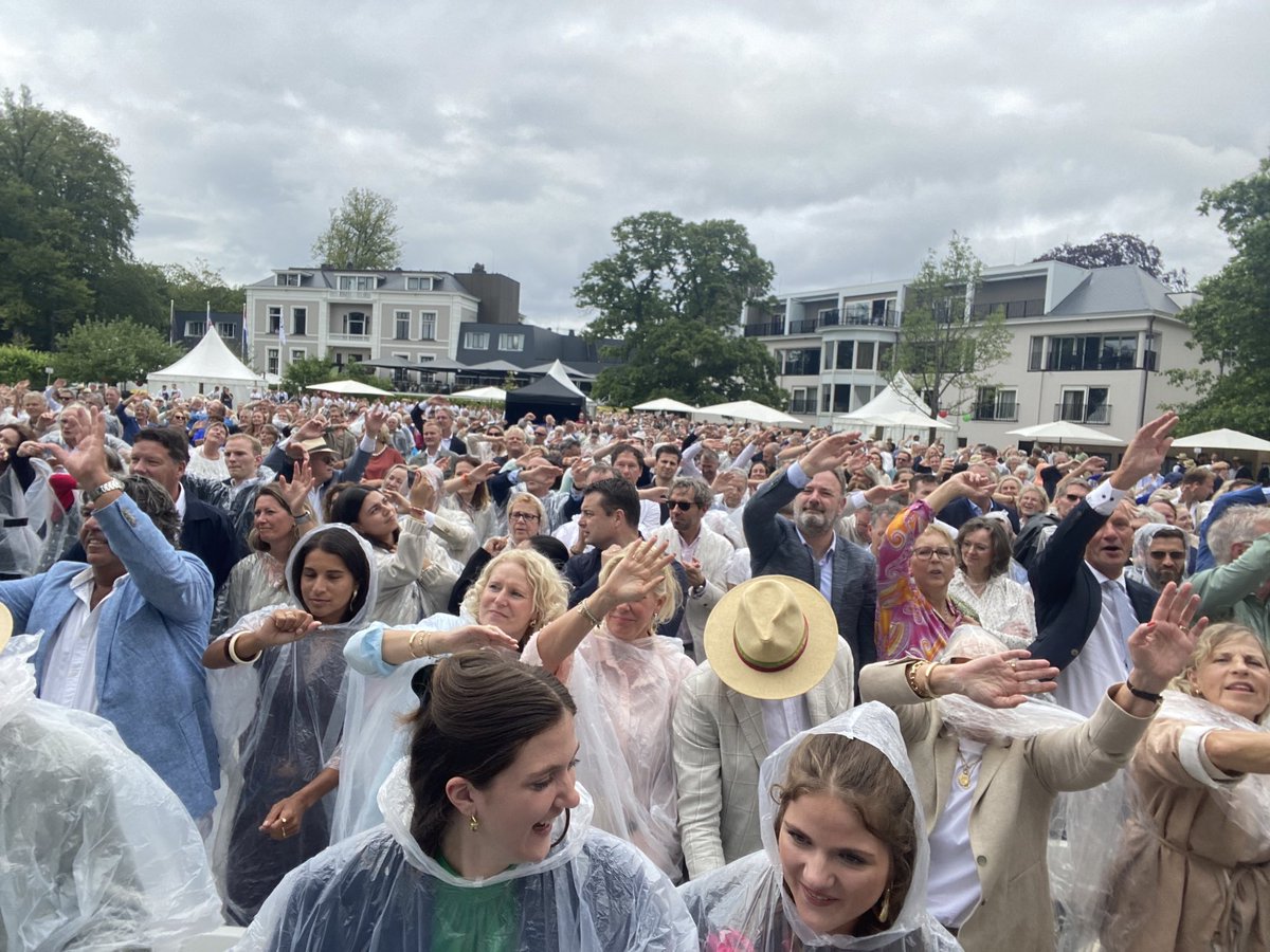 cdkfryslan's tweet photo. 20e #Lauswolt konsert mei #NNO en de #Kast en mear! Bytsje rein mar o sa moai! 👍 tank! 🙏 #Opsterland #Fryslân https://t.co/dnyIPQB3Fj