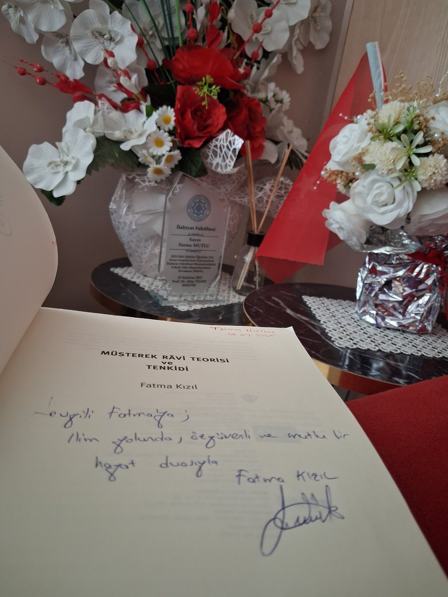 mutlufatma023's tweet photo. @kizilfatma hocayla tanıştık elhamdülillah.  Çok tatlı çok kibar bir hanımefendi 💐
Ve bir de bizi kırmayıp kitabını imzaladı🌸 https://t.co/tXSGrsIbjW