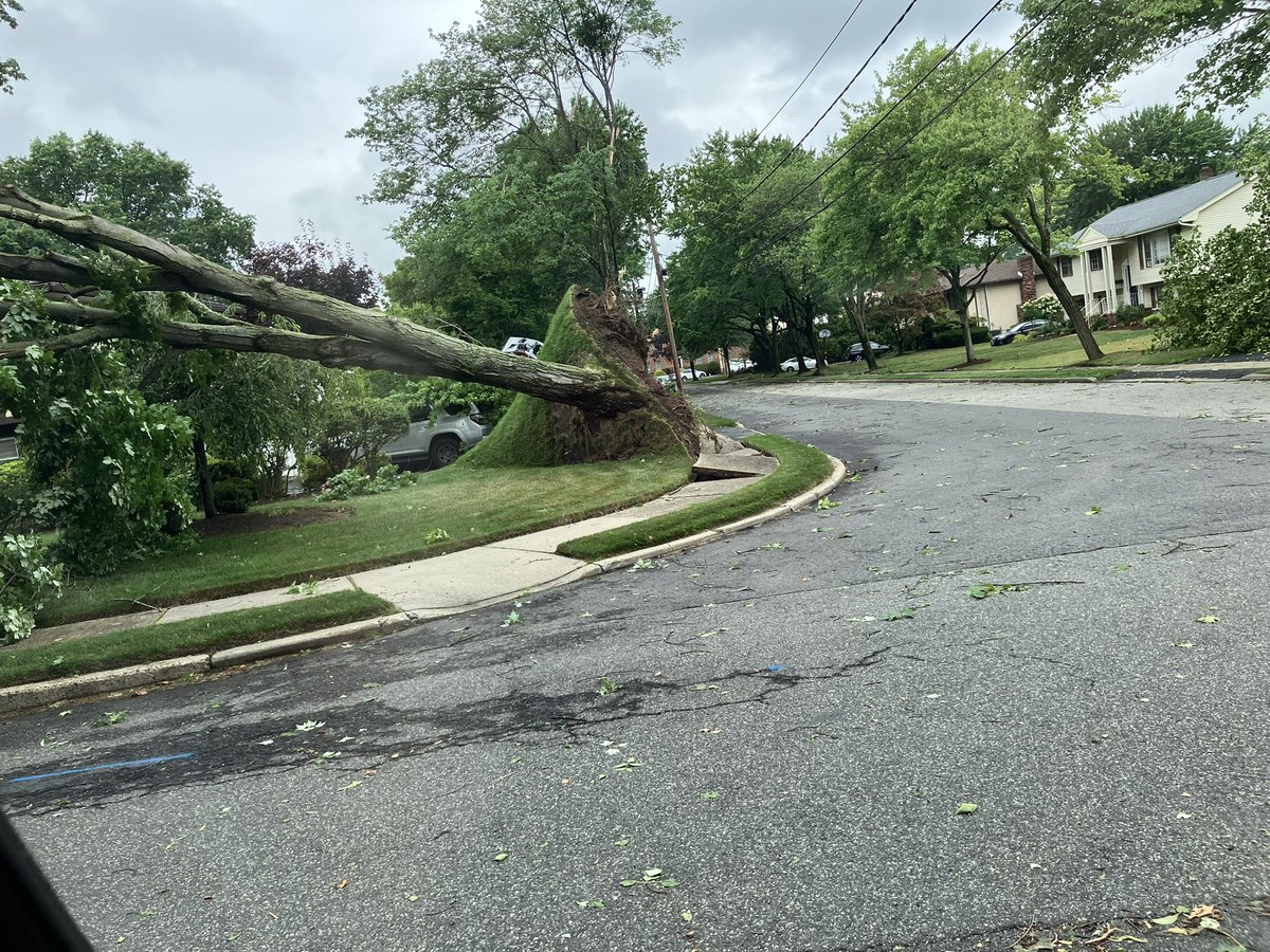 RyanODog123's tweet photo. Serious storm damage in the Pascack valley area of Bergen county nj https://t.co/vIgBNj8Xgv