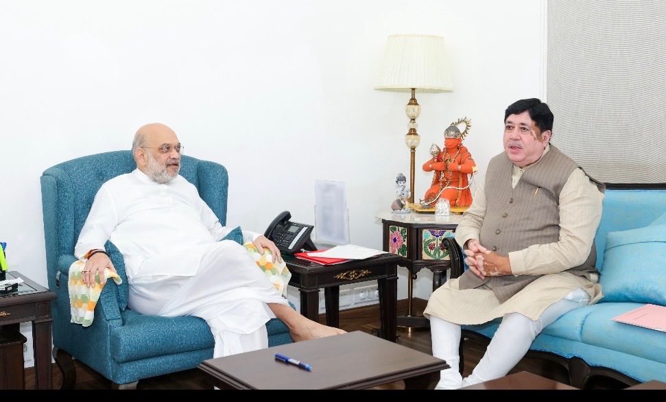 Dileep_Sanghani's tweet photo. नई दिल्ली में केन्द्रीय गृह एवं सहकारिता मंत्री श्री अमितभाई शाह के साथ शिष्टाचार भेंट कर सहकारिता क्षेत्र को और अधिक सशक्त एवं प्रभावी बनाने संबंधी विभिन्न विषयों पर सार्थक चर्चा की और गुज़कोमासोल की विभिन्न विकासात्मक परियोजनाओं की जानकारी भी उन्हें प्रदान की।
@AmitShah @MinOfCooperatn