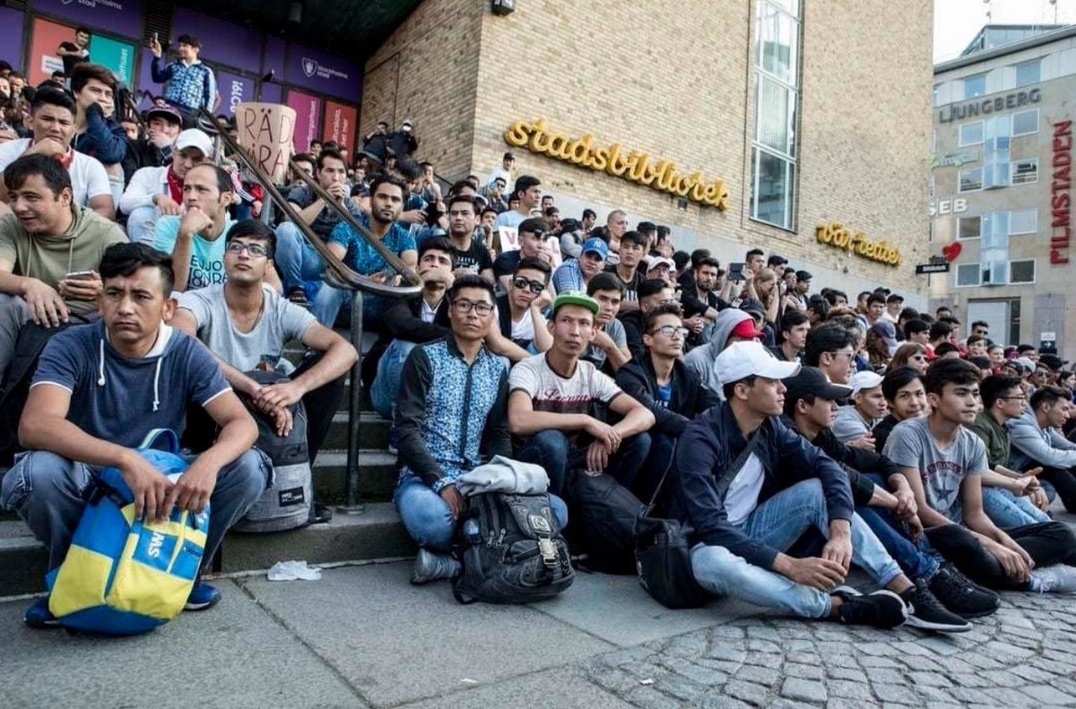 katjanouch's tweet photo. Vi behöver alla om och om igen minnas detta foto. På drivor av utomeuropeiska män som ljög om att de var barn - och ett Sverige i masspsykos där alla tvingades spela med i denna sinnessjuka lögn. Vi som vägrade spela med i charaden straffas ännu idag, 10 år senare. #svpol #migpol https://t.co/Hor2jMeaYi
