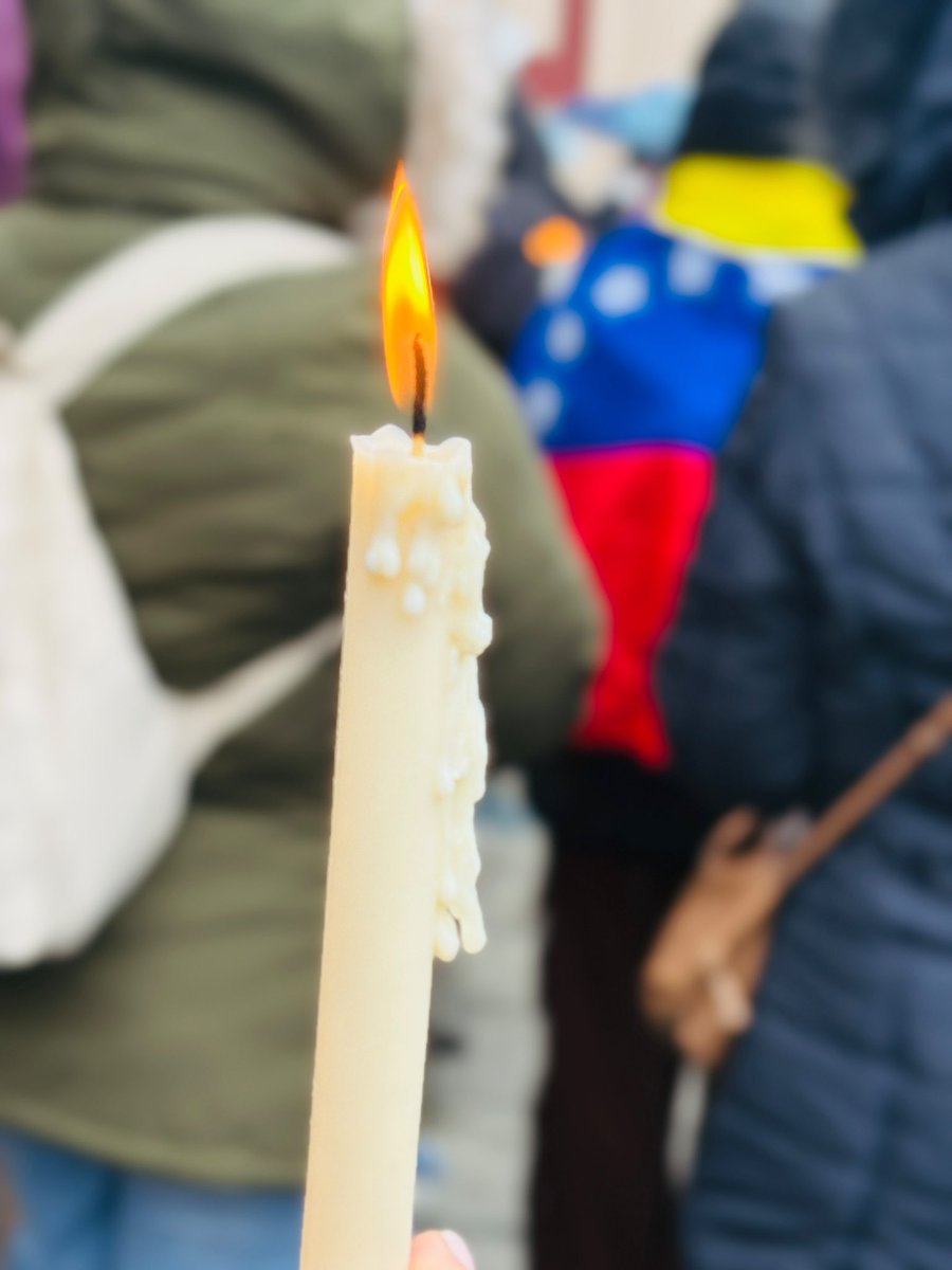 EliTrotta's tweet photo. Hoy, desde Buenos Aires, acompañamos la jornada #UnaLuzPorVenezuela en la Parroquia Caacupé de Caballito, unidos a miles de venezolanos dentro y fuera del país que encienden una luz por las víctimas de los terremotos, por las familias que siguen buscando a sus seres queridos, por los presos políticos y por una Venezuela donde la solidaridad, la verdad y la libertad no encuentren obstáculos. Porque toda vida importa y porque no dejaremos de alzar la voz hasta que nuestro país pueda volver a levantarse. 🕯️🇻🇪