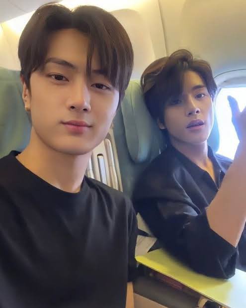 yyoiioyy's tweet photo. 따끈따끈깜냥이 뒤에  𝓳𝓪𝓴𝓮 https://t.co/Vdjx8G1NJm