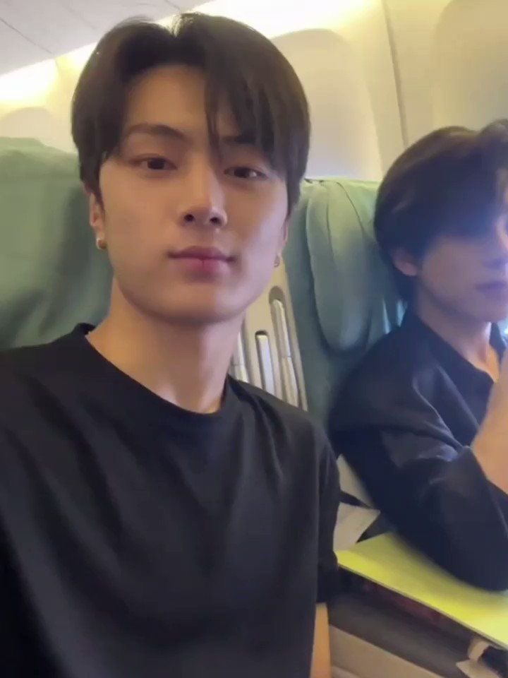 yyoiioyy's tweet photo. 따끈따끈깜냥이 뒤에  𝓳𝓪𝓴𝓮 https://t.co/Vdjx8G1NJm
