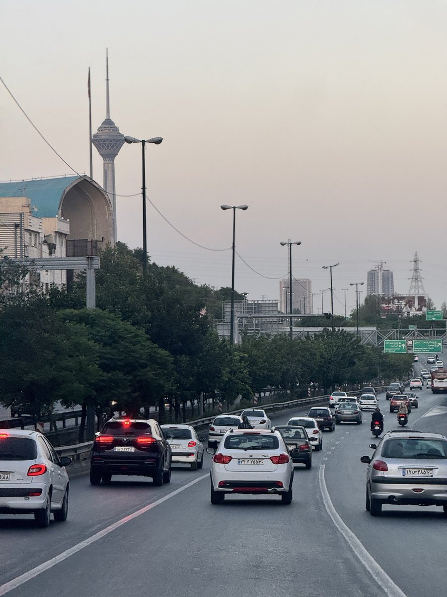 BaradarHosein's tweet photo. ۹ اسفند آخرین باری بود که تهران بودم.
امروز، بعد از چهار ماه برگشتم؛ اما این بار همه‌چیز فرق کرده است.
خیابان‌ها همان خیابان‌ها ، خاطره‌ها همان خاطره‌ها؛ فقط جای «فرمانده‌» خالی است.
گاهی نبودن یک نفر، تمام شهر را غریبه می‌کند.
برگشتم، اما دلم هنوز دنبال کسی می‌گردد که دیگر نیست https://t.co/cPAh8OSLXq