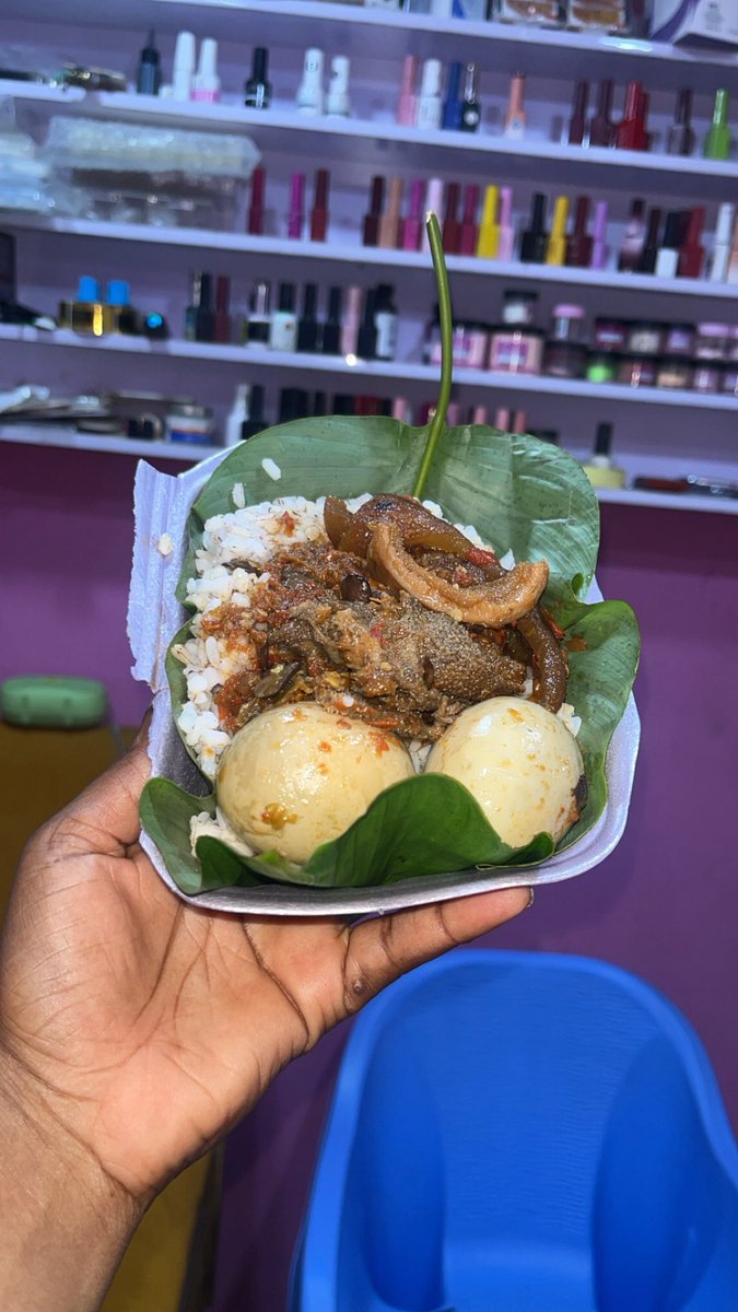 Mo_brightt's tweet photo. ~ Gift from the June Oasis 
~ something beautiful 
~ Went for my nails appointment and got ofada 
~ Admiring my body in the gym 🥹🤝

I hope this new week comes with fresh ideas and good jobs 🤲🤝 https://t.co/o6ub0nlHRm