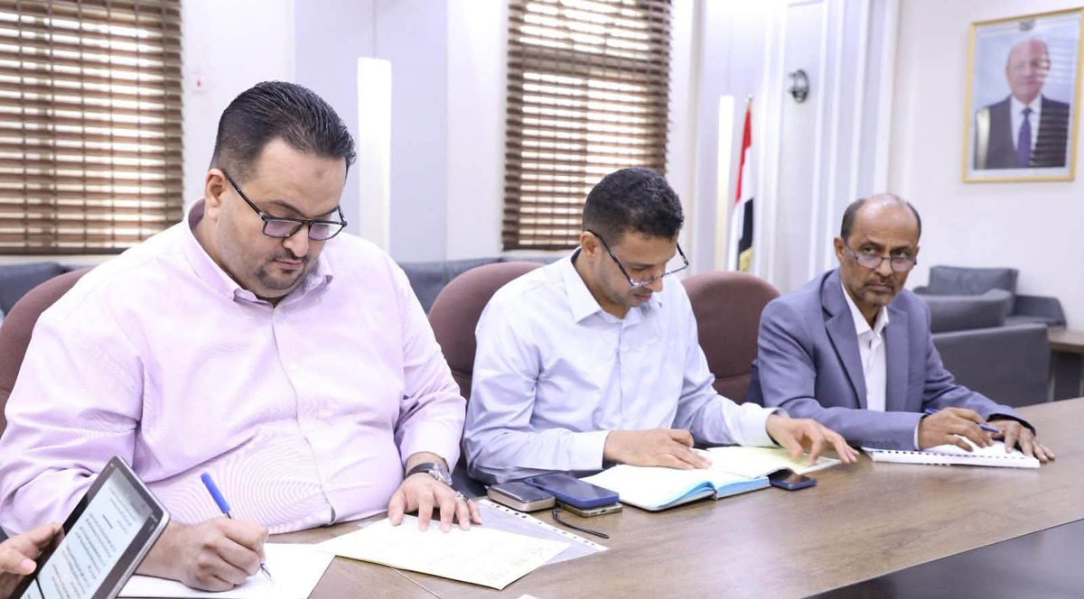 MinistrySAL's tweet photo. وزيرا الشؤون الاجتماعية والعمل والشباب والرياضة يناقشان تعزيز التعاون في تمكين الشباب

الأحد 05 يوليو 2026

ناقش معالي وزير الشؤون الاجتماعية والعمل، مختار اليافعي، اليوم، مع معالي وزير الشباب والرياضة، نائف البكري، في ديوان عام وزارة الشباب والرياضة بالعاصمة عدن، سبل تعزيز التعاون المشترك وتنسيق الجهود بين الوزارتين في مجالات تمكين الشباب والرعاية الاجتماعية.

وتناول اللقاء آليات تفعيل الشراكات مع منظمات المجتمع المدني والمؤسسات التابعة للوزارتين، بما يسهم في دعم البرامج الصيفية والأنشطة التوعوية الموجهة للشباب، إلى جانب تنظيم ورش عمل ودورات تدريبية مشتركة في مجالات الريادة والابتكار والعمل التطوعي، بما يعزز قدرات الشباب ويؤهلهم لسوق العمل.

وأكد معالي الوزير اليافعي أهمية تعزيز التعاون بين وزارتي الشؤون الاجتماعية والعمل والشباب والرياضة، وبناء منظومة مشتركة تمنح الشباب الثقة والمساحة اللازمة ليكونوا شركاء حقيقيين في التنمية وخدمة المجتمع، من خلال تنفيذ برامج نوعية تعمل على صقل مهاراتهم، وتنمية قدراتهم، وتمكينهم اقتصاديًا واجتماعيًا، وتحويل طاقاتهم إلى قوة إنتاج وبناء، بما يهيئ جيلًا أكثر وعيًا وقدرة على المشاركة الفاعلة في صناعة مستقبل الوطن.

من جانبه، أكد معالي وزير الشباب والرياضة نائف البكري أن التكامل بين وزارة الشباب والرياضة ووزارة الشؤون الاجتماعية والعمل يمثل ركيزة أساسية في خدمة الشباب والنشء، باعتبارهم الشريحة الأوسع والأهم في المجتمع، وأن توحيد الجهود وتنفيذ برامج نوعية مشتركة سيسهم في تمكينهم اقتصاديًا واجتماعيًا، وصقل مهاراتهم، وتهيئة البيئة المناسبة لإطلاق طاقاتهم وإبداعاتهم.

وجدد الوزيران حرصهما على مواصلة التنسيق المشترك، وتطوير الشراكة بين الوزارتين ومختلف الجهات الحكومية ذات الصلة، بما يخدم الشباب، ويعزز دورهم في بناء الوطن وصناعة مستقبله.