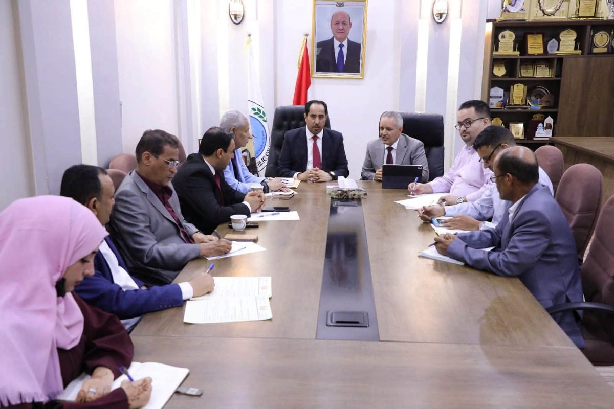 MinistrySAL's tweet photo. وزيرا الشؤون الاجتماعية والعمل والشباب والرياضة يناقشان تعزيز التعاون في تمكين الشباب

الأحد 05 يوليو 2026

ناقش معالي وزير الشؤون الاجتماعية والعمل، مختار اليافعي، اليوم، مع معالي وزير الشباب والرياضة، نائف البكري، في ديوان عام وزارة الشباب والرياضة بالعاصمة عدن، سبل تعزيز التعاون المشترك وتنسيق الجهود بين الوزارتين في مجالات تمكين الشباب والرعاية الاجتماعية.

وتناول اللقاء آليات تفعيل الشراكات مع منظمات المجتمع المدني والمؤسسات التابعة للوزارتين، بما يسهم في دعم البرامج الصيفية والأنشطة التوعوية الموجهة للشباب، إلى جانب تنظيم ورش عمل ودورات تدريبية مشتركة في مجالات الريادة والابتكار والعمل التطوعي، بما يعزز قدرات الشباب ويؤهلهم لسوق العمل.

وأكد معالي الوزير اليافعي أهمية تعزيز التعاون بين وزارتي الشؤون الاجتماعية والعمل والشباب والرياضة، وبناء منظومة مشتركة تمنح الشباب الثقة والمساحة اللازمة ليكونوا شركاء حقيقيين في التنمية وخدمة المجتمع، من خلال تنفيذ برامج نوعية تعمل على صقل مهاراتهم، وتنمية قدراتهم، وتمكينهم اقتصاديًا واجتماعيًا، وتحويل طاقاتهم إلى قوة إنتاج وبناء، بما يهيئ جيلًا أكثر وعيًا وقدرة على المشاركة الفاعلة في صناعة مستقبل الوطن.

من جانبه، أكد معالي وزير الشباب والرياضة نائف البكري أن التكامل بين وزارة الشباب والرياضة ووزارة الشؤون الاجتماعية والعمل يمثل ركيزة أساسية في خدمة الشباب والنشء، باعتبارهم الشريحة الأوسع والأهم في المجتمع، وأن توحيد الجهود وتنفيذ برامج نوعية مشتركة سيسهم في تمكينهم اقتصاديًا واجتماعيًا، وصقل مهاراتهم، وتهيئة البيئة المناسبة لإطلاق طاقاتهم وإبداعاتهم.

وجدد الوزيران حرصهما على مواصلة التنسيق المشترك، وتطوير الشراكة بين الوزارتين ومختلف الجهات الحكومية ذات الصلة، بما يخدم الشباب، ويعزز دورهم في بناء الوطن وصناعة مستقبله.