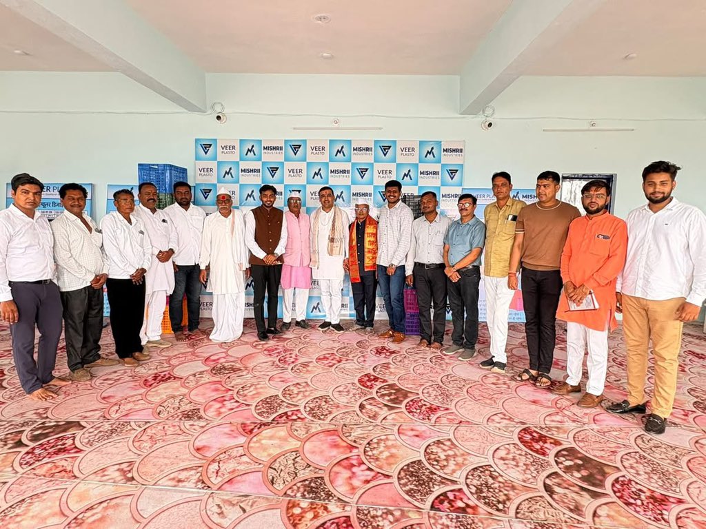 PatilBjp1's tweet photo. आज जनपद पंचायत #बुरहानपुर के ग्राम #इच्छापुर में श्री विजयकुमार जैन जी के नविन प्रतिष्ठान #MIshriiindustries  के शुभारंभ अवसर पर सम्मिलित होकर मंगलमय शुभकामनाएँ प्रेषित की ।

!! बाबा हनुमान जी से आपके उज्जवल भविष्य की कामना करता हूँ !!

BJP4BurhanpurBJP Madhya Pradesh https://t.co/9m8sbHYSHY