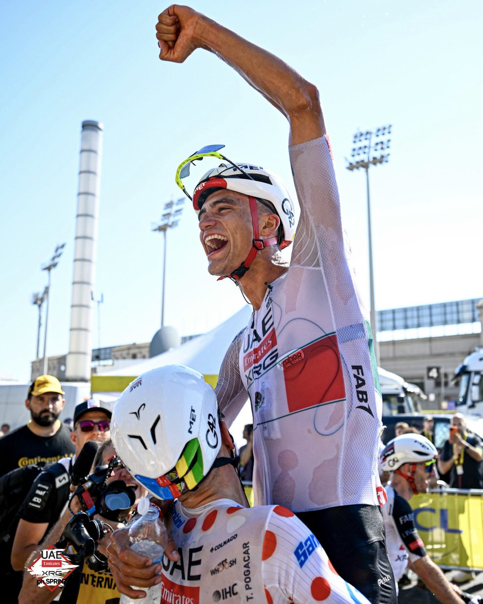 TeamEmiratesUAE's tweet photo. Pogi, hermano ya eres Mexicano 🫂🇲🇽

That’s brotherhood at @LeTour 🥇🥈

#WeAreUAE | #TDF2026 https://t.co/CvalmIIN2s