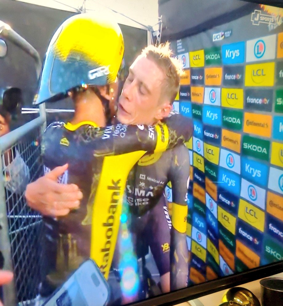 nanimono_tr's tweet photo. ツール・ド・フランス第1ステージからの…

鈴鹿8耐

悪天候でのクラッシュありの…
SCの先導あり
皆様ほんまにおつかれさまでした！

からの…

ツール・ド・フランス第2ステージ観戦

脳みそ疲れた

8耐の最中途中抜けにゃならんかったりしたけど…

良い1日だった

日付け変わったけど明日までにやらにゃいけんこと終わっとらん

わしの推しはヨナスヴィンゲゴーです。。

お袋のことで現実逃避。。

#デカイ独り言
#どうでもいいことを報告する
#生きてます