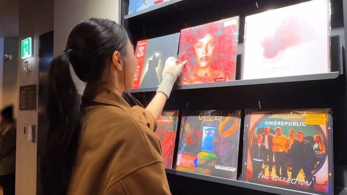 gawonsight's tweet photo. when your girlfriend is a music freak https://t.co/ADHboYDg5K