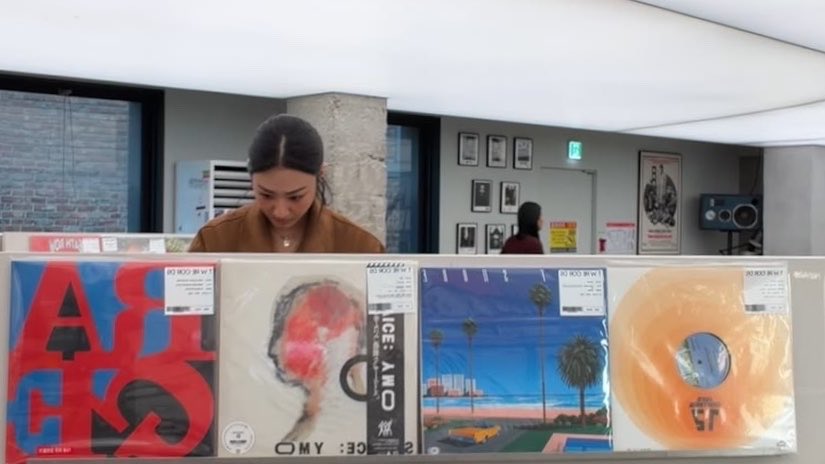 gawonsight's tweet photo. when your girlfriend is a music freak https://t.co/ADHboYDg5K