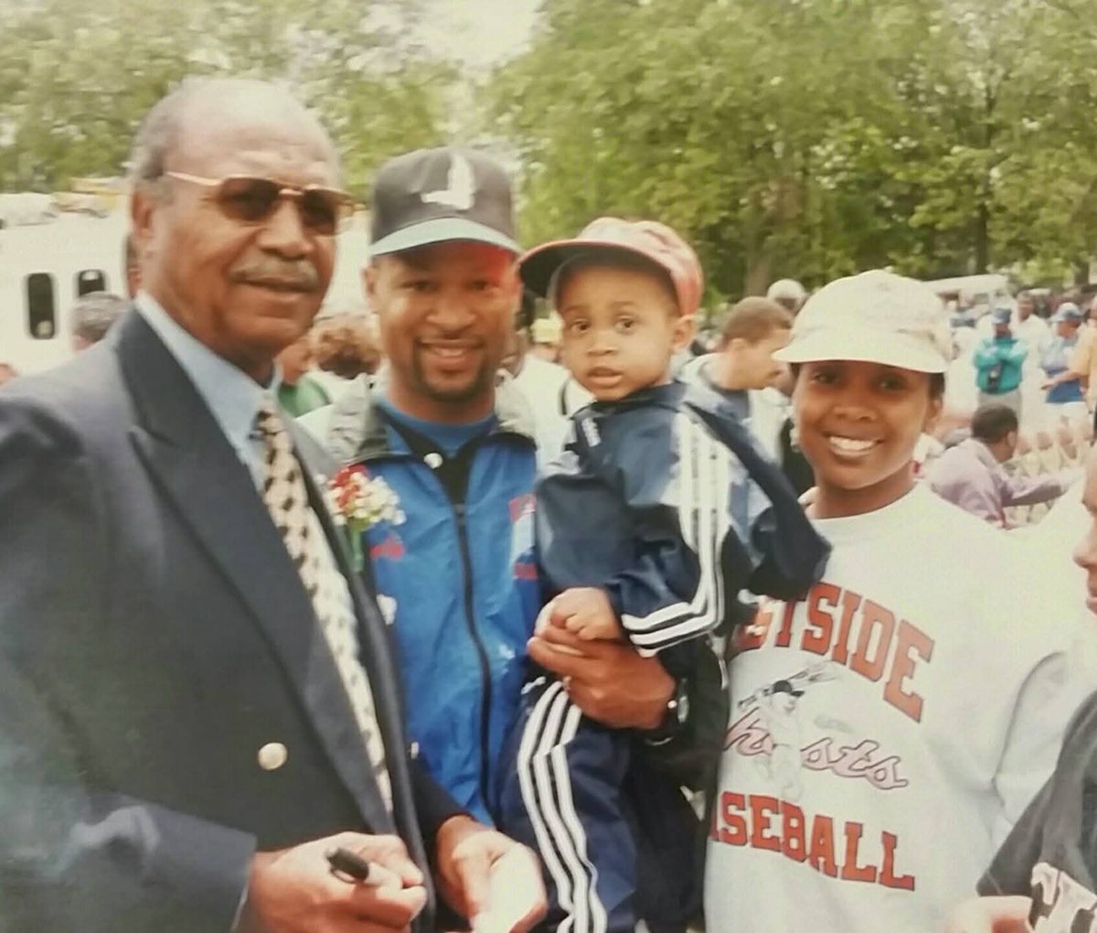 BenjieWimberly's tweet photo. Larry Doby Day 1998 at Eastside Park! Mr. Doby broke the color barrier in the @MLB American League July 5, 1947 playing for the @CleGuardians #OurHistory #AmericanHistory #Legacy ⚾️⚾️⚾️ https://t.co/gts141sK8j
