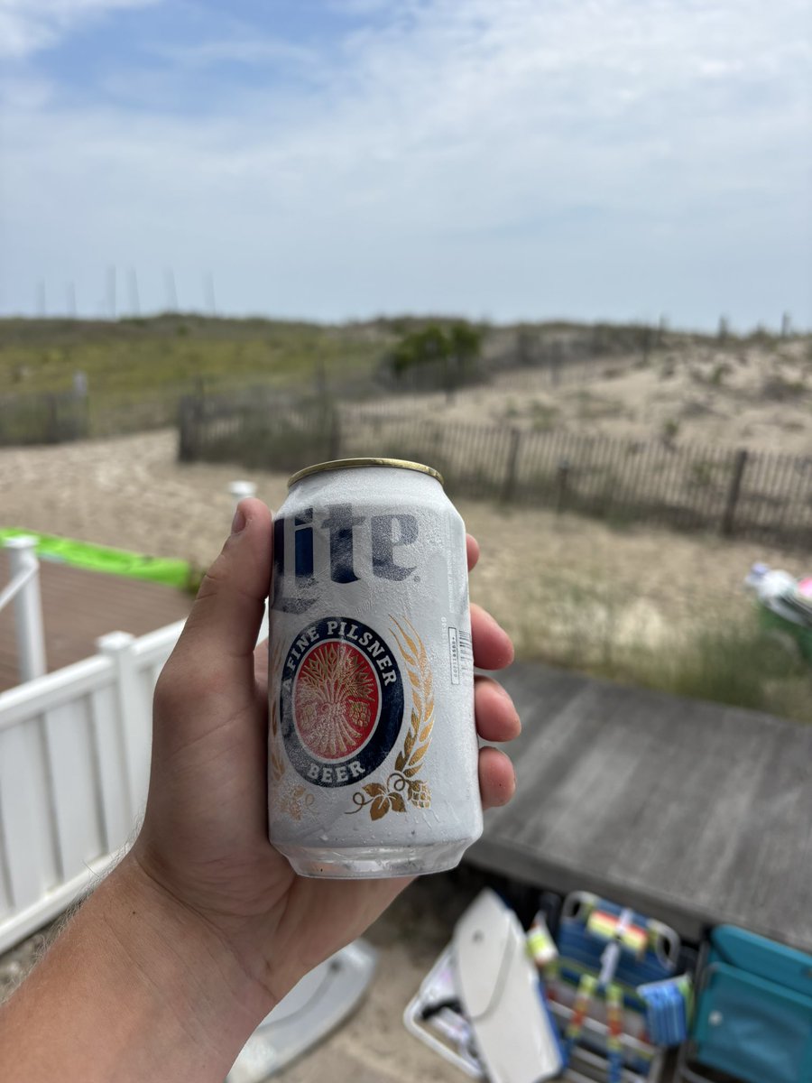 ChuckFritz23's tweet photo. Just found this 💎in the back of the fridge, your mountains might be blue @GradeyDicksMuse @shanecoop1969, but my Lite is #IceCold https://t.co/kV01woKi96