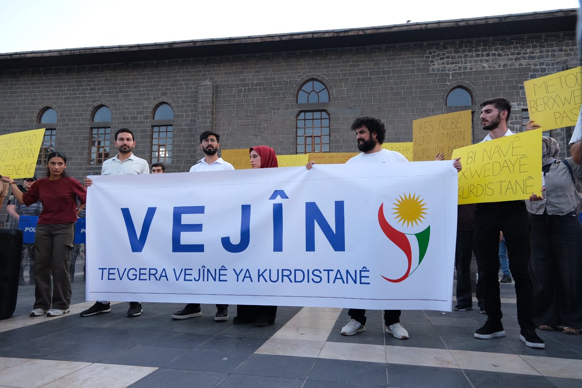 ezqesim's tweet photo. Tevgera Vejînê Ya Kurdistanê îro li ber Mizgefta Mezin a Diyarbekirê ji bo hevalên xwe yê girtî (Ferîd Azad û Faîq Teyran) çalakiya rûniştinê li dar xist. https://t.co/T2V1eE5nnp